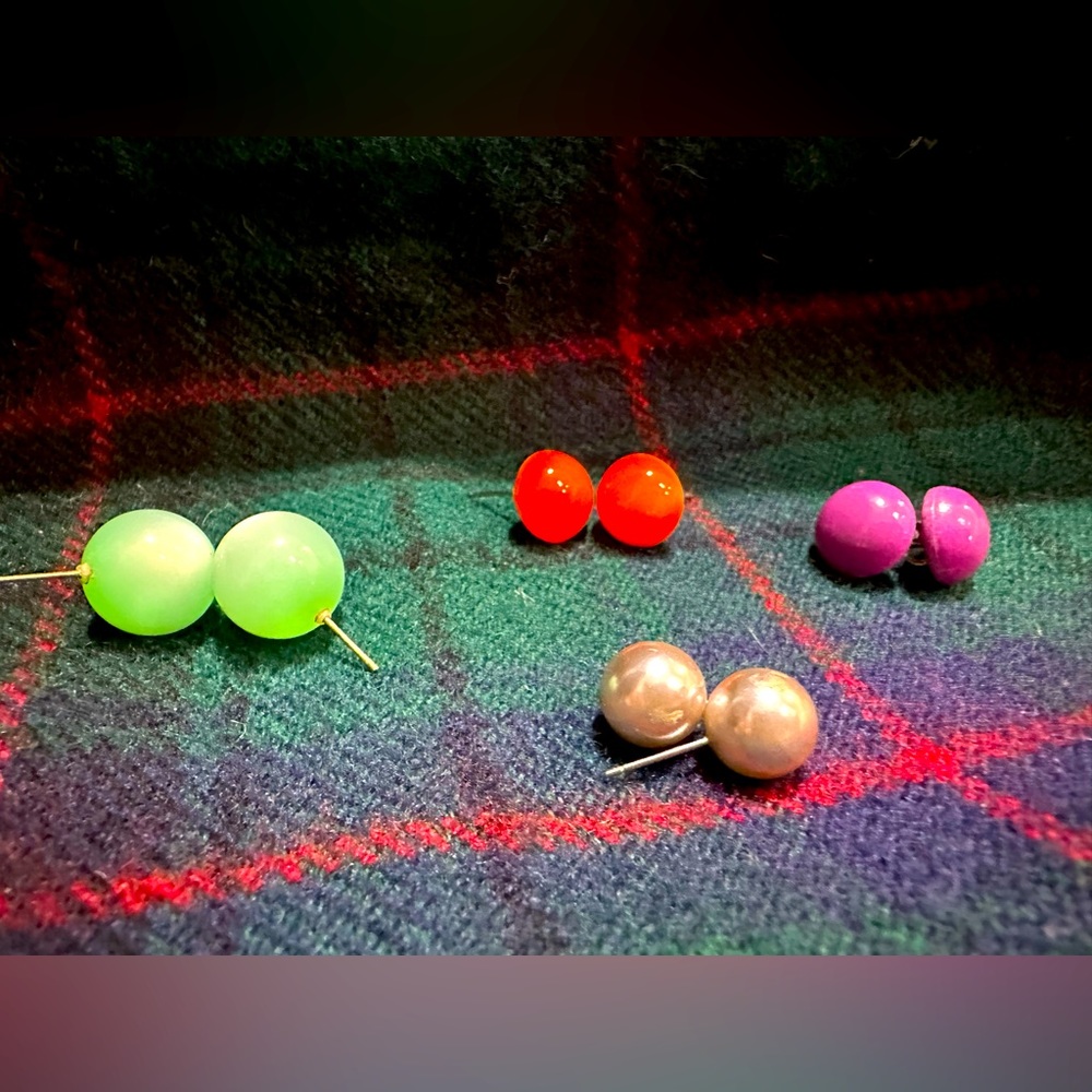 Four pairs of vintage studs (80’s/90’s)